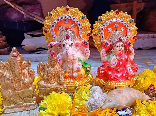 Idols & figurines